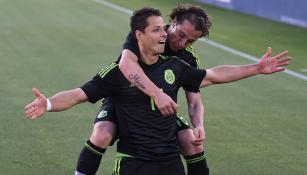 Chicharito y Guardado festejan un gol con el Tri
