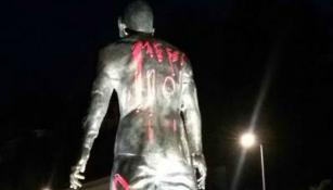 Estatua de CR7 pintada con el nombre y número de Messi