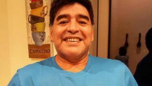 Maradona, con la playera donde acusa a Blatter y Platini