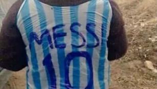 Niño con la bolsa de plástico y el nombre y número de Messi 