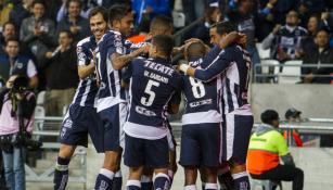 Jugadores de Monterrey festejan anotación de Carlos Sánchez