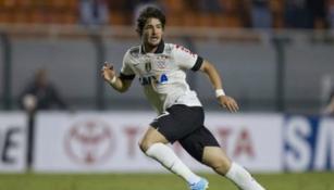 Alexandre Pato en un duelo con el Corinthians 