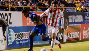 Juan Castro y Luis Gallegos pelean por el balón