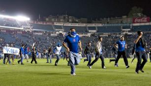 Aficionados de Cruz Azul invaden la cancha tras eliminación celeste