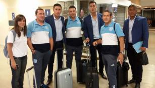 Parte del Racing, en el aeropuerto de Argentina, previo al viaje a México