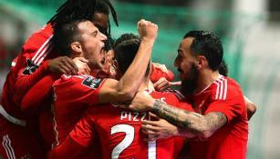 Los jugadores de Benfica celebran un gol