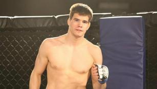 Mike Gall antes de una pelea de MMA