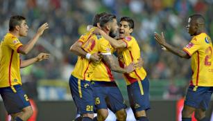 Jugadores de Morelia festejan un gol de Monarcas