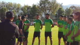 Jugadores del Tri recibiendo instrucciones por parte de Osorio
