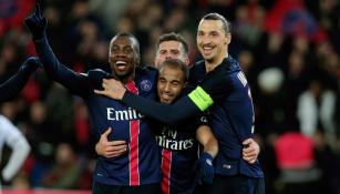 Jugadores de PSG celebran un gol