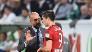 Lewandowski y Guardiola platican en juego del Bayern Munich