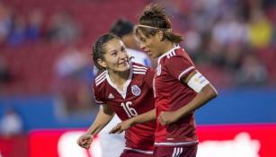 Maribel es felicitada luego de uno de sus goles contra Puerto Rico