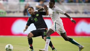 Luis Montes buscando el balón en el partido del Tri contra Senegal