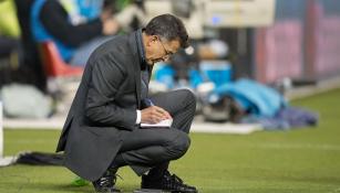 Osorio hace apuntes en su libreta