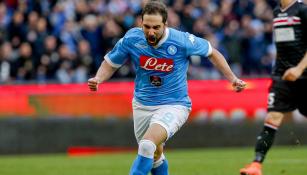 Gonzálo Higuaín celebra un gol con el Nápoles