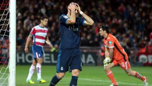 Benzema se lamenta tras una falla con el Real Madrid