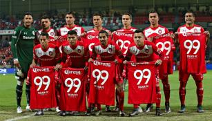 Jugadores de Toluca posan con las camisetas de aniversario