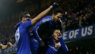 Jugadores del Chelsea festejan con su afición