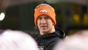 Peyton Manning observa un partido desde la banca