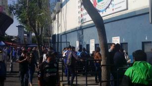 La gente todavía compra algunos boletos en las taquillas del estadio