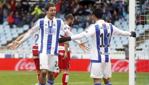 Carlos Vela festeja con Oyarzábal tras un gol