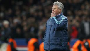 Hiddink observa el juego entre PSG y Chelsea