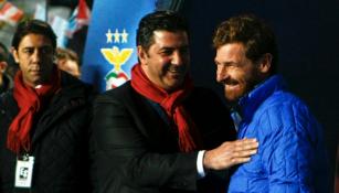 Rui Vitória saluda a Andre Villas Boas, entrenador del Zenit