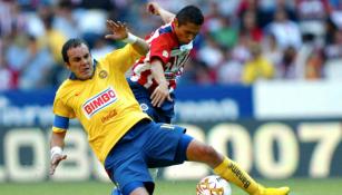 Cuauhtémoc Blanco disputa el balón con Ramón Morales