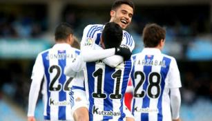 Reyes festeja su gol con Vela