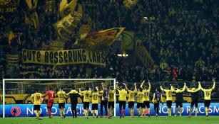 Los jugadores del Dortmund celebran frente a su afición tras vencer al Tottenham