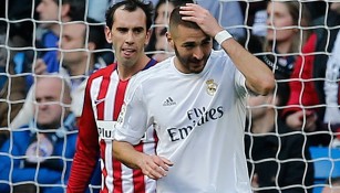 Benzema se lamenta durante el Derbi de Madrid