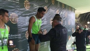 Juan Luis Barrios recibe la medalla de ganador