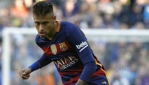 Neymar da un pase durante juego del Barcelona