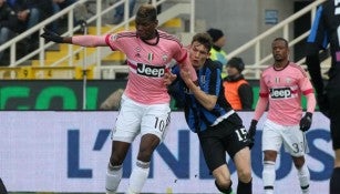 Pogba intenta superar a un defensor en partido de la Juventus