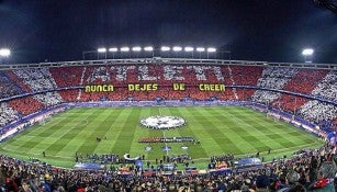 Aficionados muestran increíble mosaico en el Vicente Calderón