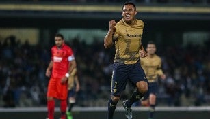 Javier Cortés celebrando su golazo en CU