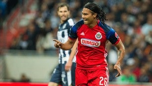 El Gullit, festejando su gol contra Monterrey