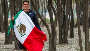 El velocista posa con la bandera de México