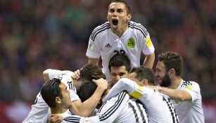 Paul Aguilar festeja junto al resto del equipo tras el triunfo contra Canadá