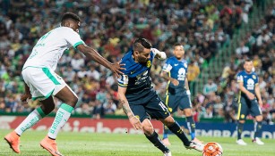 Sambueza disputa el balón en el juego de Ida contra Santos