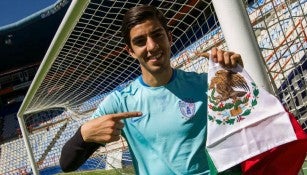 Pizarro posando en el Estadio Hidalgo para el lente de RÉCORD