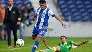 Jesús Corona disputando un balón contra el Tondela