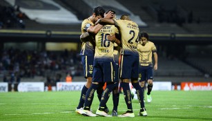 Jugadores de Pumas celebran un gol en Libertadores