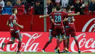 Jugadores de la Real Sociedad festejan un gol contra Sevilla