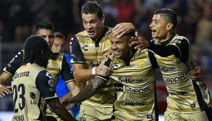 Los jugadores de Dorados celebran un gol con Wilson Morelo