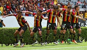 Jugadores de Leones Negros festejan un gol en el Jalisco