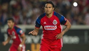 Carlos Peña festeja su anotación en juego de Chivas