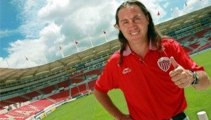 Alex Aguinaga con la camiseta de los Rayos