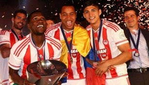 Pulido celebra título de Copa con Olympiacos