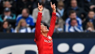 Chicharito festeja luego de marcar un gol contra Schalke